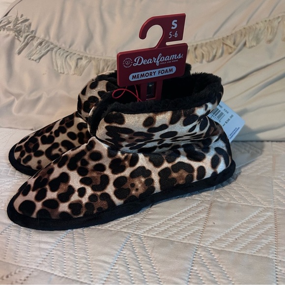 Dearfoams Leopard Print Bootie Slippers | Memory Foam | Size S (5-6) - Picture 2 of 9